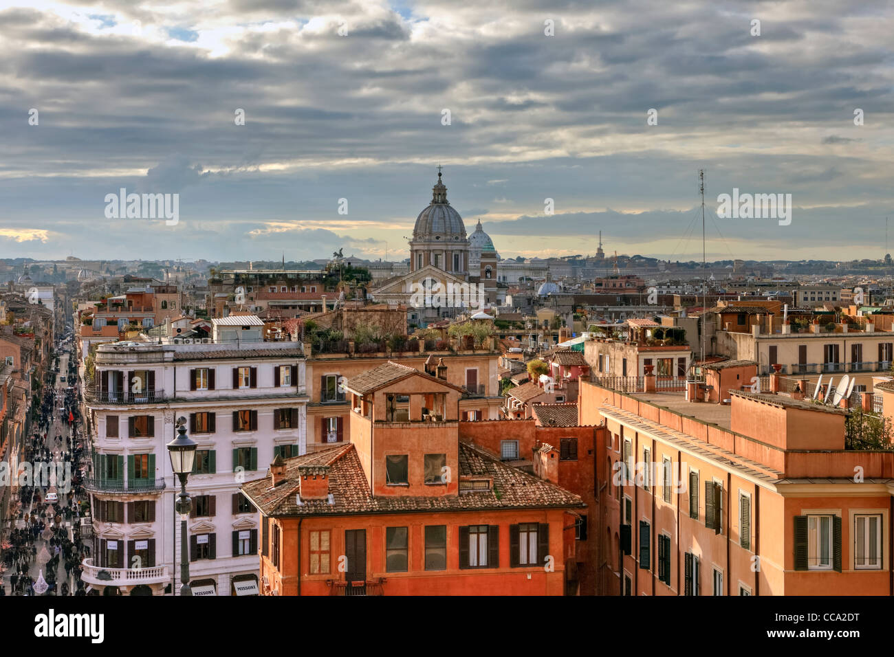 Über den Dächern von Rom Blick von der Kirche Trinita dei Monti im Zentrum der pulsierenden Metropole mit seinen Kuppeln und Dächer Stockfoto