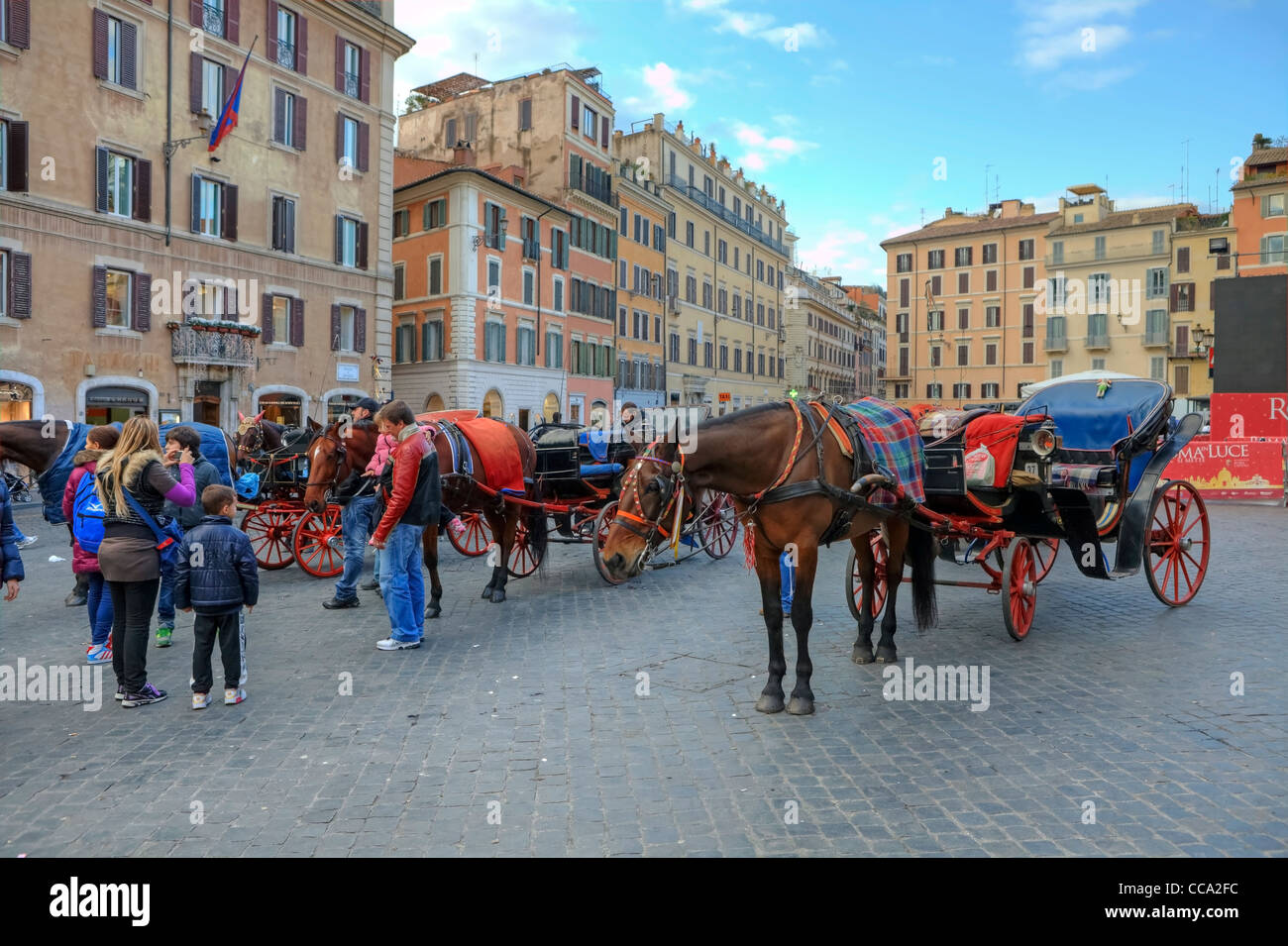 auf dem Spanisc Platz - Piazza di Spagna - Pferdekutsche-Kutsche warten auf die Touristen für viel Geld eine kleine Runde Stockfoto
