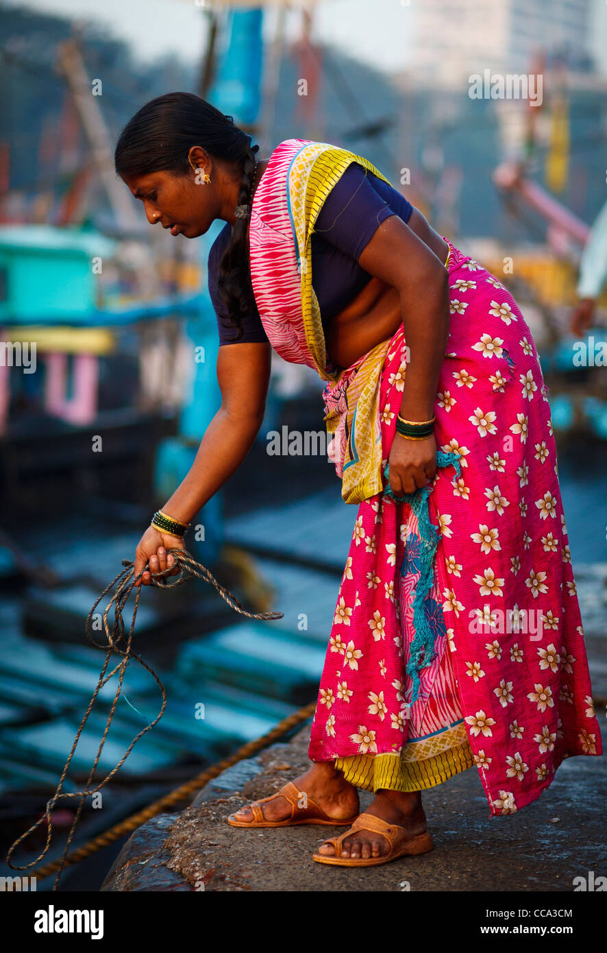 Eine Frau in einem bunten Sari im Sassoon Docks Fish Market, Mumbai-Bombay Stockfoto