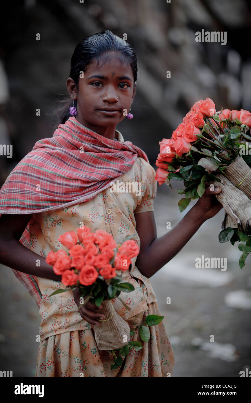 Ein junges Mädchen, Verkauf von Rosen in der Blume Markt Mumbai Bombay Indien Stockfoto