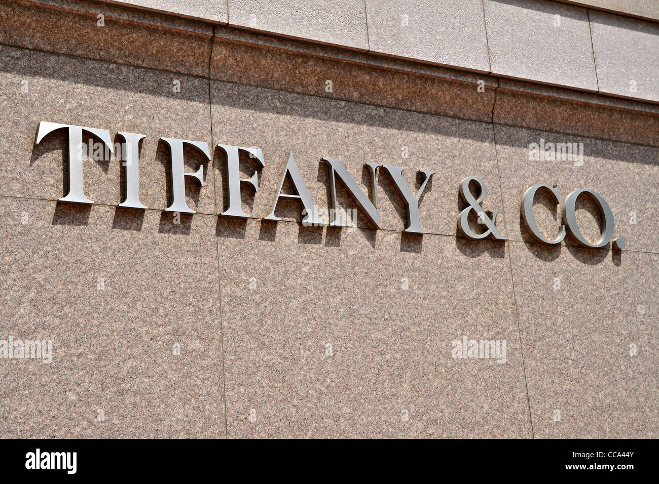 Legende auf der Außenwand einer Tiffany &amp; Co.-Filiale in der Innenstadt von Cincinnati, Ohio Stockfoto