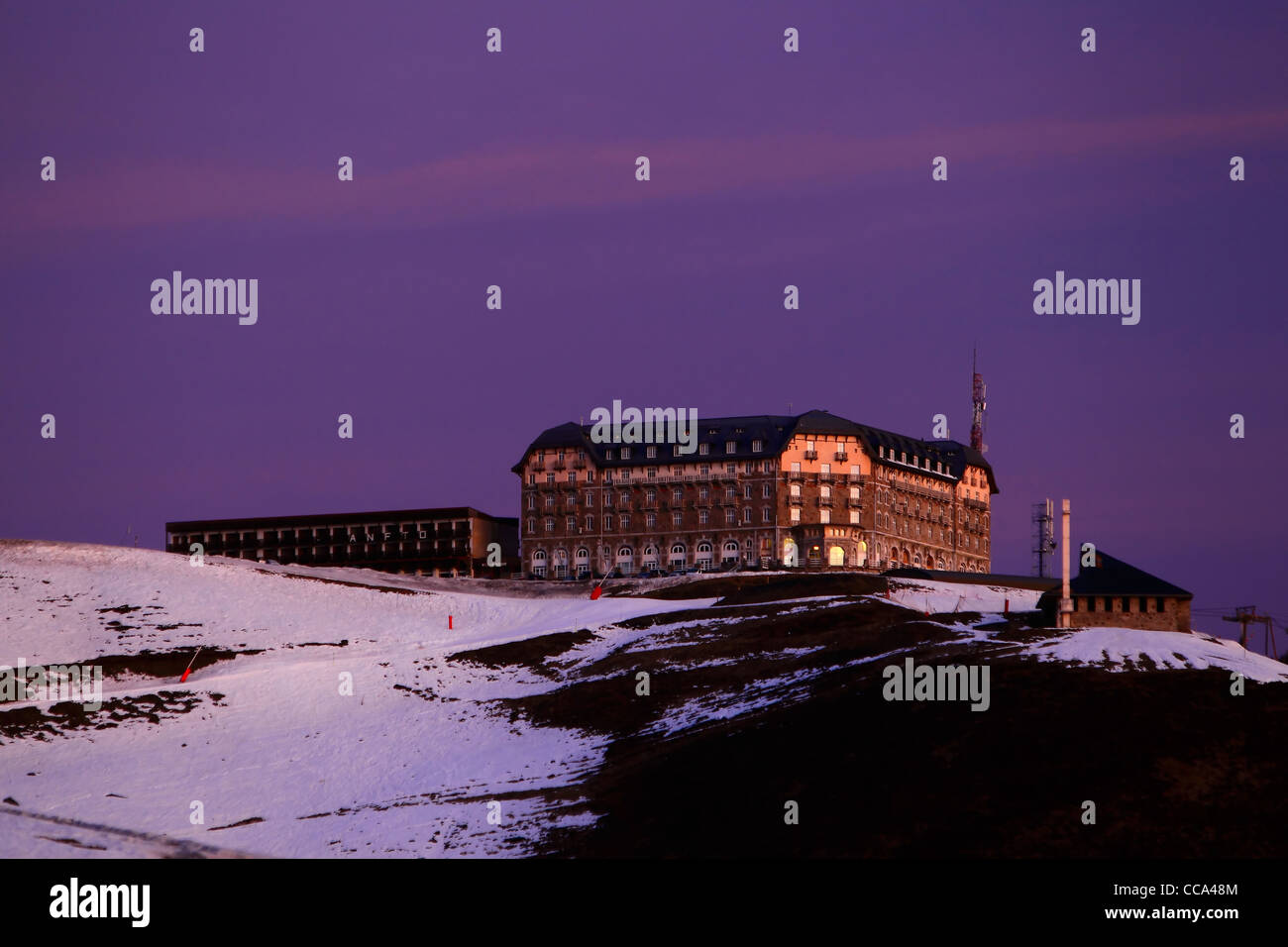 Hotel im Skigebiet Superbagneres, Pyrenäen, Naturregion, Haute-Garonne, Midi-Pyrenäen, Frankreich Stockfoto