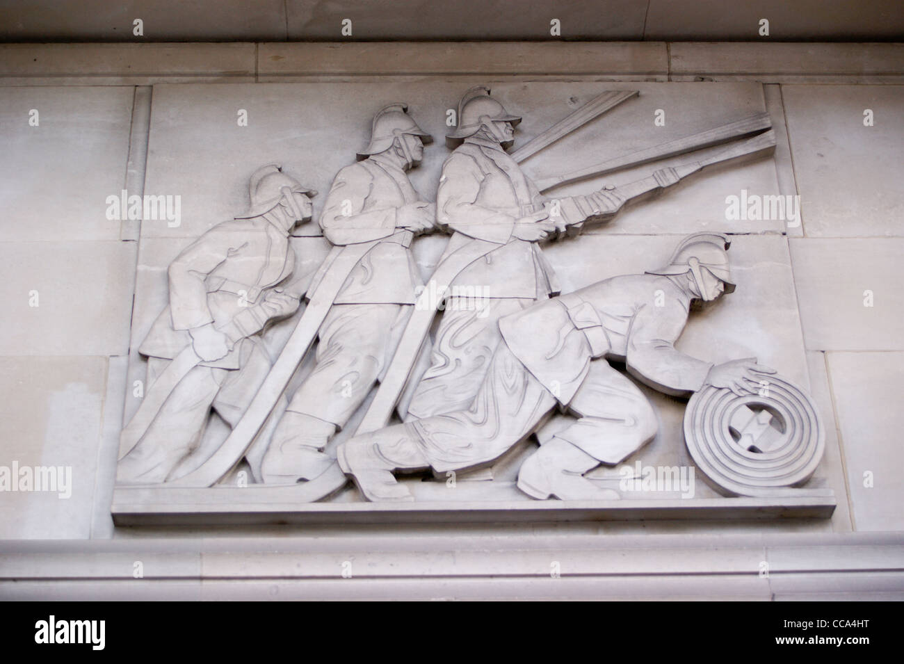 Art-Deco-Fries, Skulptur von Feuerwehrleuten, ehemaliger Sitz der Londoner Feuerwehr, Albert Embankment, Lambeth, London, England Stockfoto