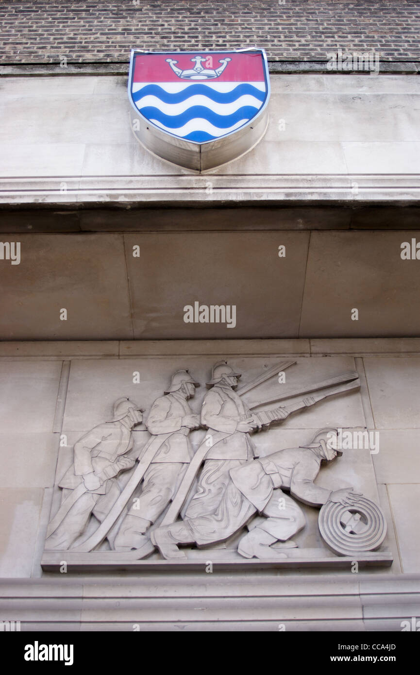 Art-Deco-Fries, Skulptur von Feuerwehrleuten, ehemaliger Sitz der Londoner Feuerwehr, Albert Embankment, Lambeth, London, England Stockfoto
