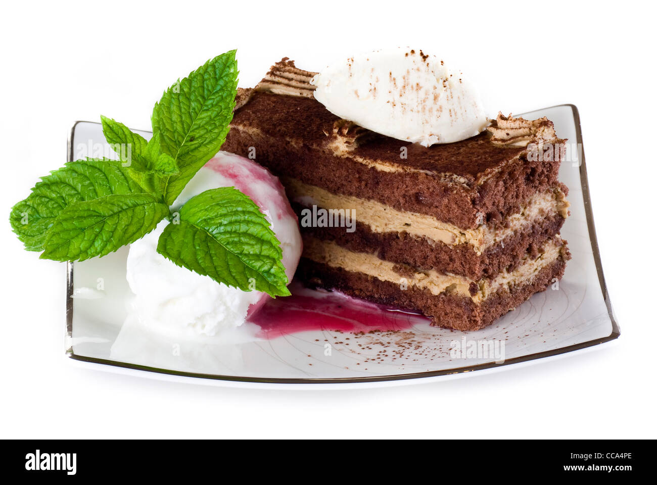 Tiramisu-Kuchen auf Teller mit Eis isoliert auf weiß Stockfoto