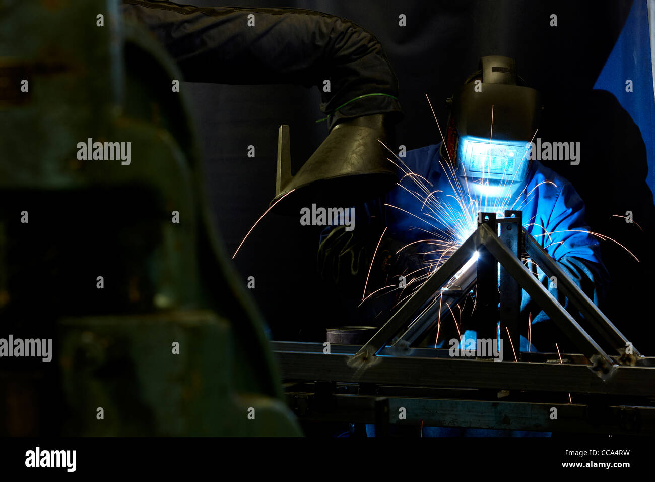Ein Schweißgerät verschweißt Metall in einem Herstellerwerk. Stockfoto