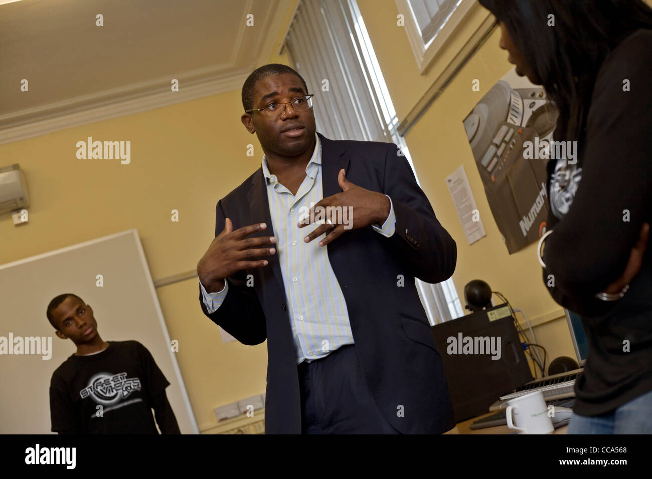 David Lammy, spricht Parlamentsmitglied für Tottenham an einen jungen Mann an ein Jugendprojekt in Süd-London Stockfoto