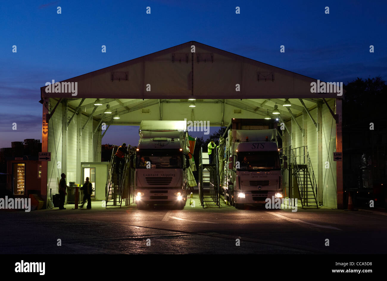 Fracht-LKW sind ein UK Vertrieb Vertrieb Paketzentrum gescannt vor dem Schlafengehen auf den endgültigen Bestimmungsort Stockfoto