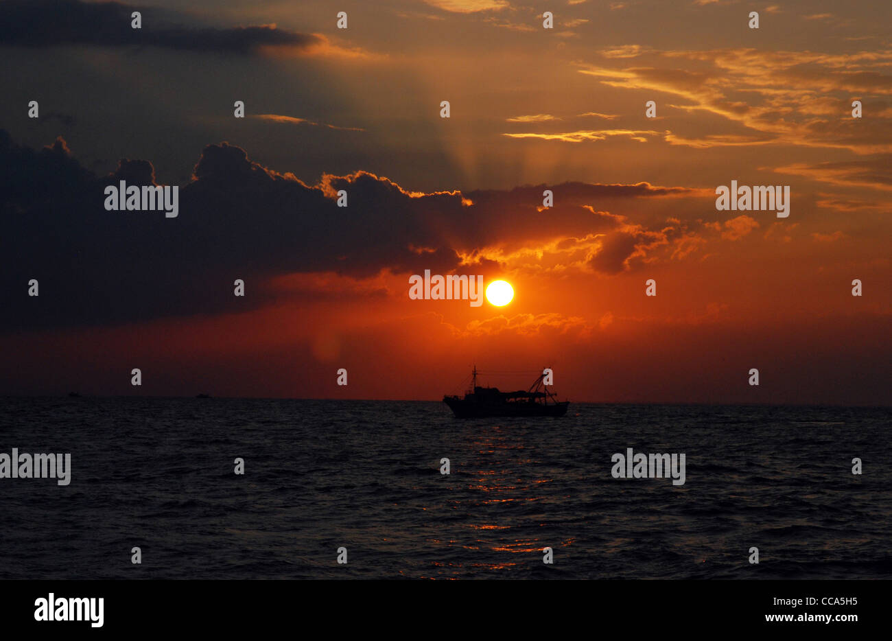 Ägyptische Fischerboot bei Sonnenuntergang, östlichen Mittelmeer aus Alexandria, Ägypten. Stockfoto