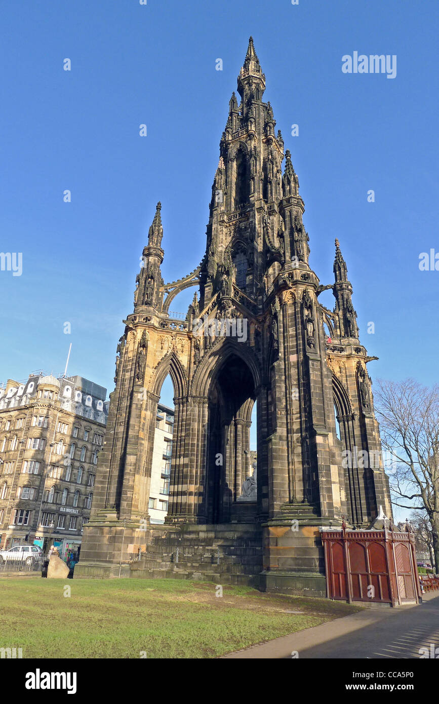 Blick auf das Sir Walter Scott Monument in Princes Street Gardens-Edinburgh Stockfoto