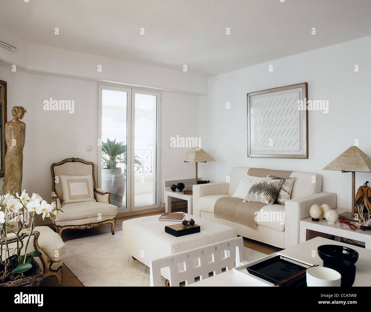 klassische Möbel für ein Wohnzimmer mit weißen Möbeln Stockfoto ... klassische Möbel für ein Wohnzimmer mit weißen Möbeln Stockfoto ...