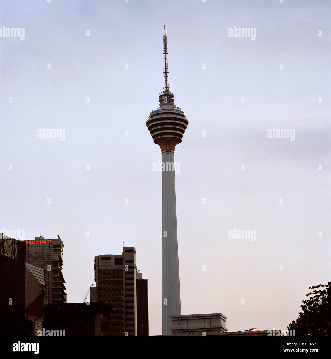 Menara KL Tower in Kuala Lumpur in Malaysia in Fernost Südostasien. Skyscraper Sky Travel Farbe Farbe bunt Bunte Stockfoto