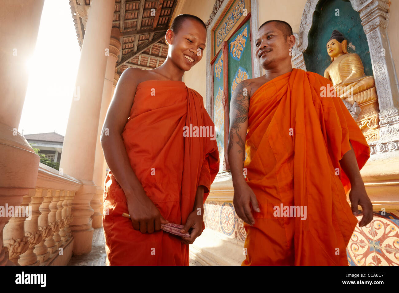 Zwei buddhistische Mönche treffen und grüßen in einem Tempel, Phnom, Penh, Kambodscha, Asien. Dolly erschossen Stockfoto