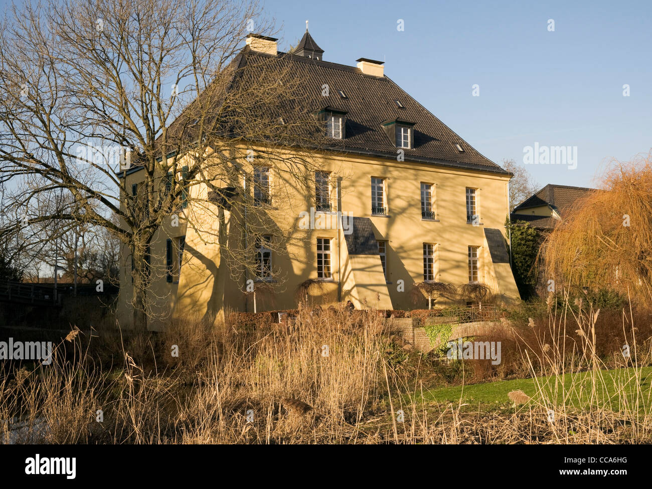 Die Jagd lodge (Rückansicht) auf Burg Linn, Krefeld, Nordrhein-Westfalen, Deutschland. Stockfoto