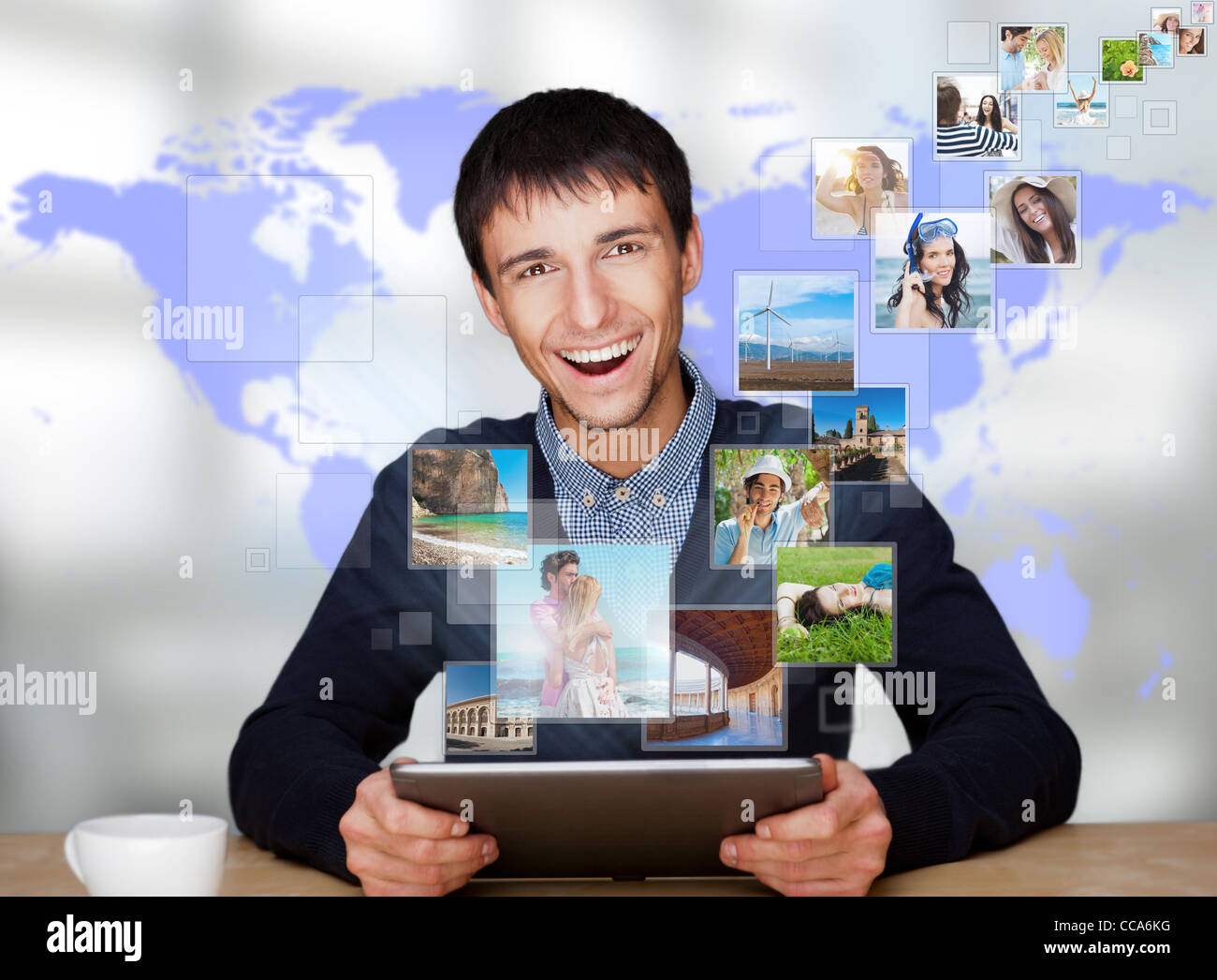 Porträt des jungen glücklicher Mann teilen seine Foto- und Video-Dateien in social-Media-Ressourcen mit seinem modernen Tablettcomputer. Stockfoto