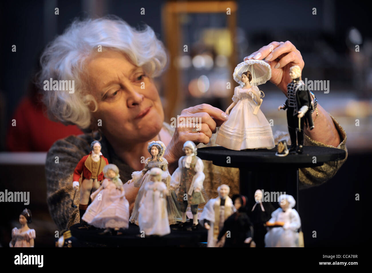 Veronica-Ann Pickup mit ihrer Periode Kleidung Puppen bei "Miniatur" - das Puppenhaus und Miniatur Modellierung zeigen auf der NEC, Birmin Stockfoto