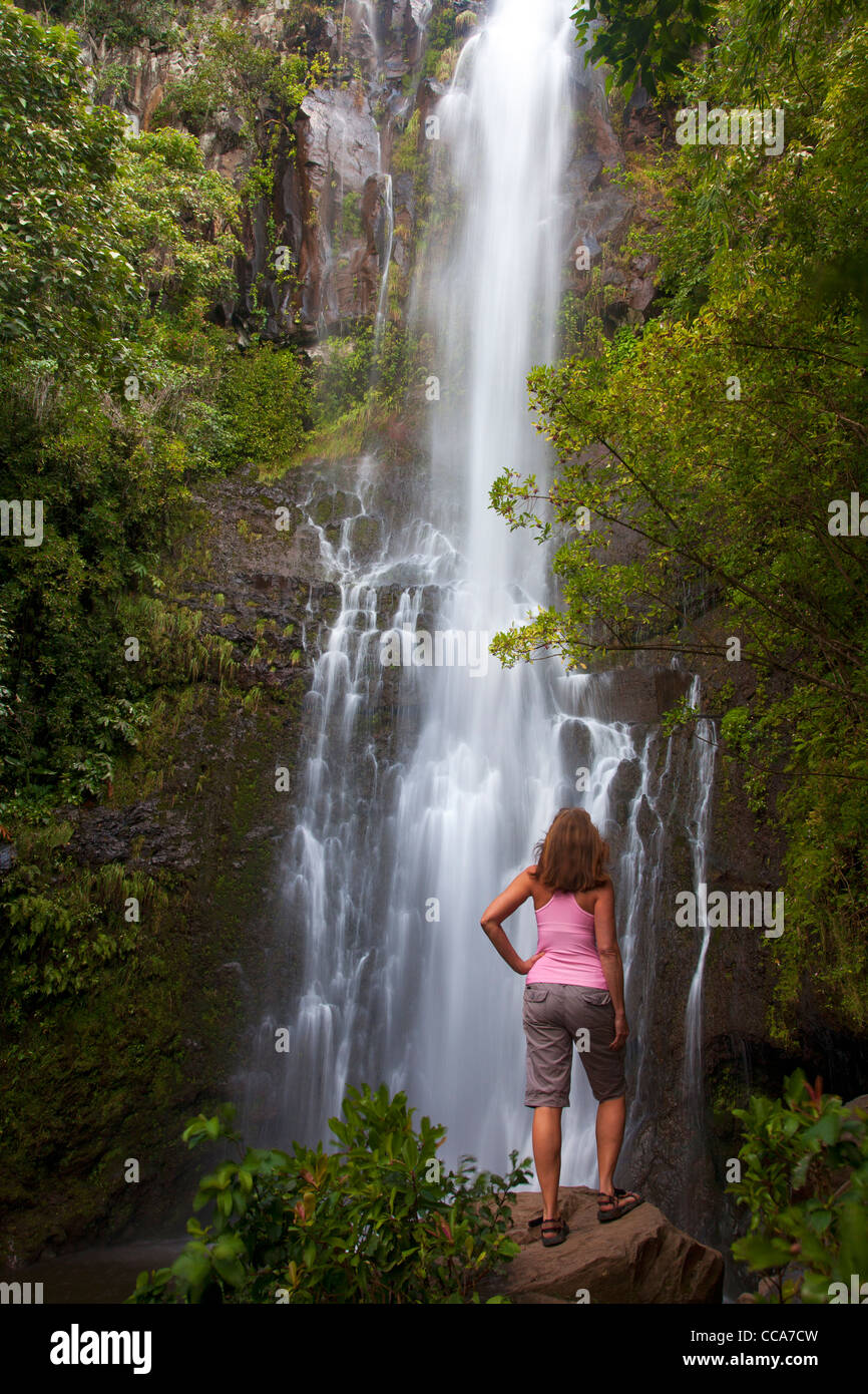 Ein Besucher in Wailua Falls, in der Nähe von Hana, Maui, Hawaii. (Modell freigegeben) Stockfoto