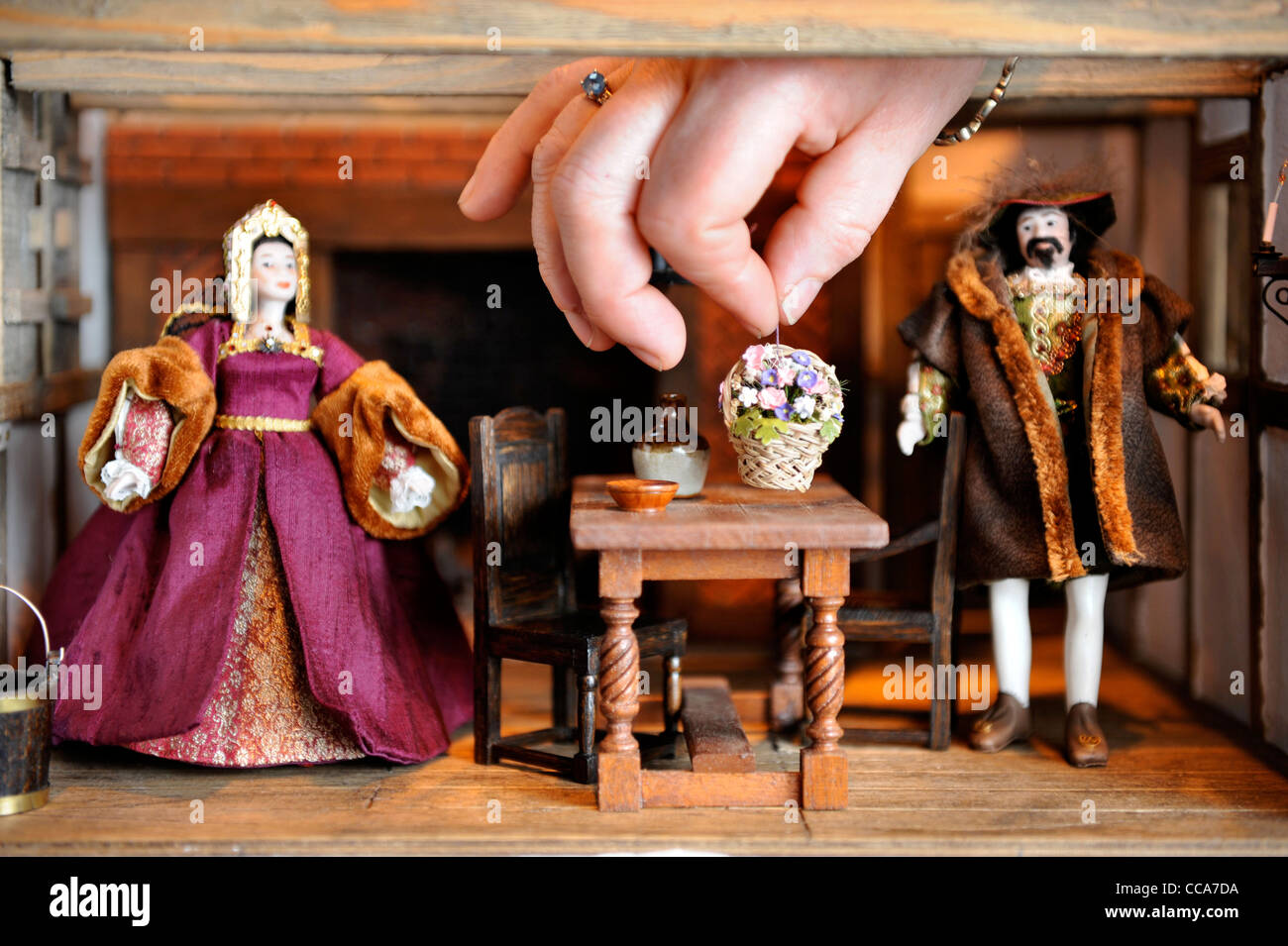Kit Meggitt arrangiert, dass Elemente in ihrem Tudor Aristokraten Solar Zimmer "Miniatur" - das Puppenhaus und Miniaturen modellin angezeigt Stockfoto