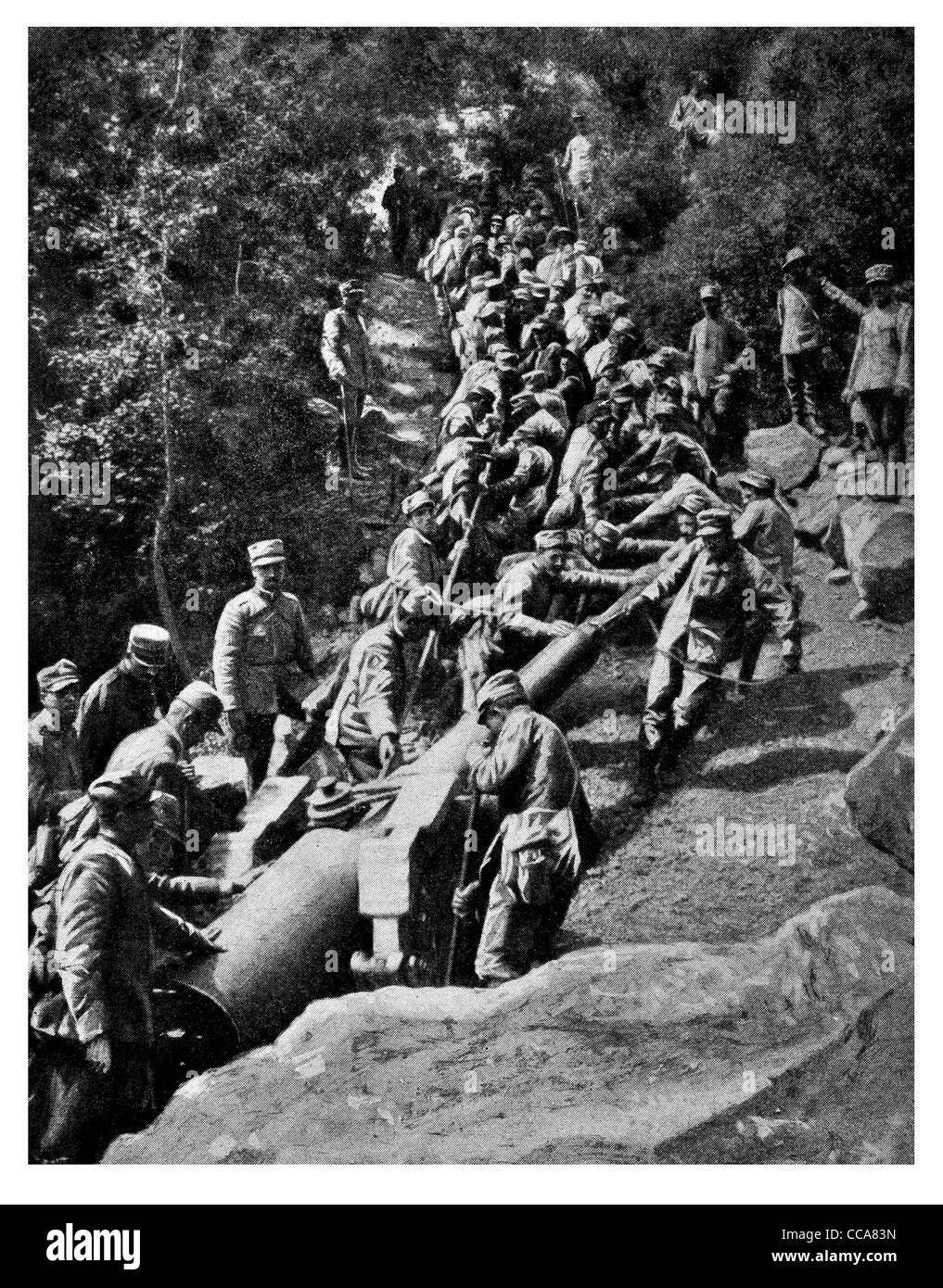 1915 Kampagne schwere Waffen Italienisch Alpine geschleppt Artillerie Mann macht Schlepper ziehen ziehen Berg Kriegsführung Kanone "Gunners" Kanonier Stockfoto