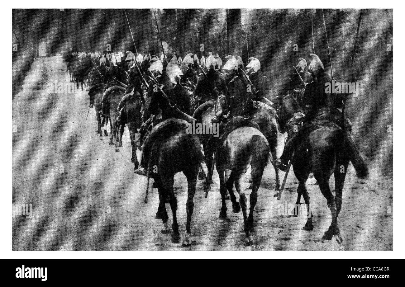 1914 französische Kavallerie berittenen Pferd einheitliche Lanze Säbel Gewehr Winter Schnee Straße marschieren März Spalte Stockfoto