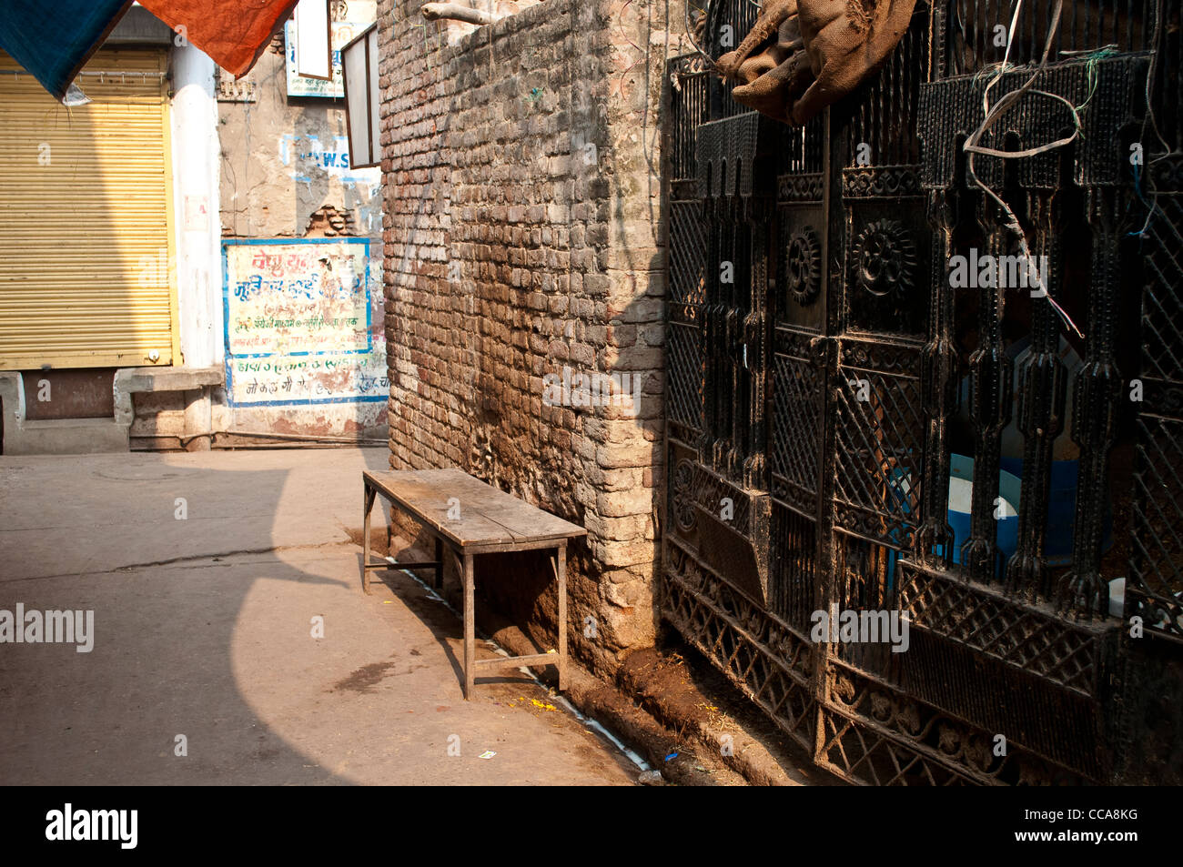 Leere Straßenecke, Vrindavan, Uttar Pradesh, Indien Stockfoto