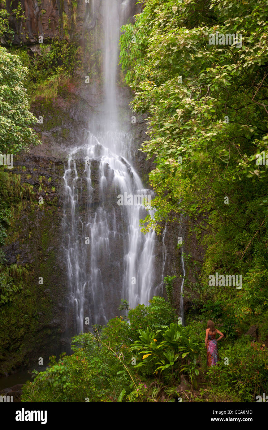 Ein Besucher in Wailua Falls, in der Nähe von Hana, Maui, Hawaii. (Modell freigegeben) Stockfoto