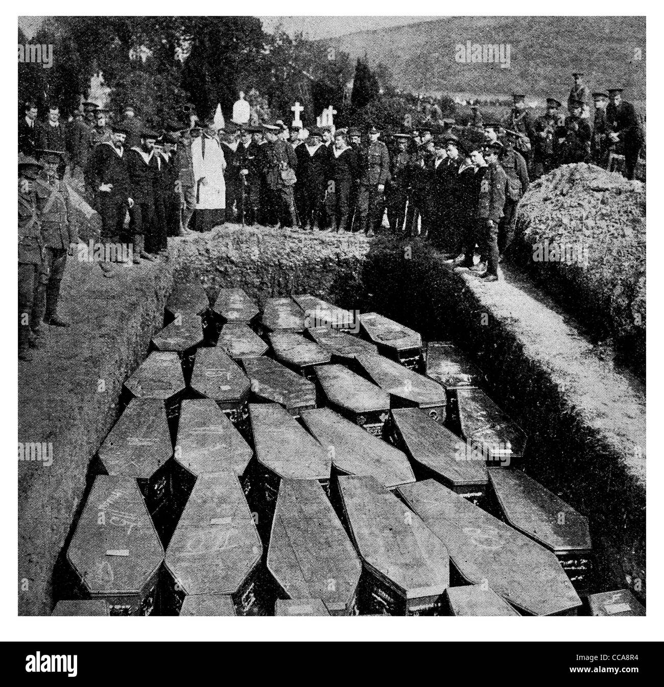 1915 Queenstown Irland 64 Sarg Särge Grab Massengrab Trauerfeier Killed in Action Friedhof traurig Priester kirchliche Bestattung Stockfoto