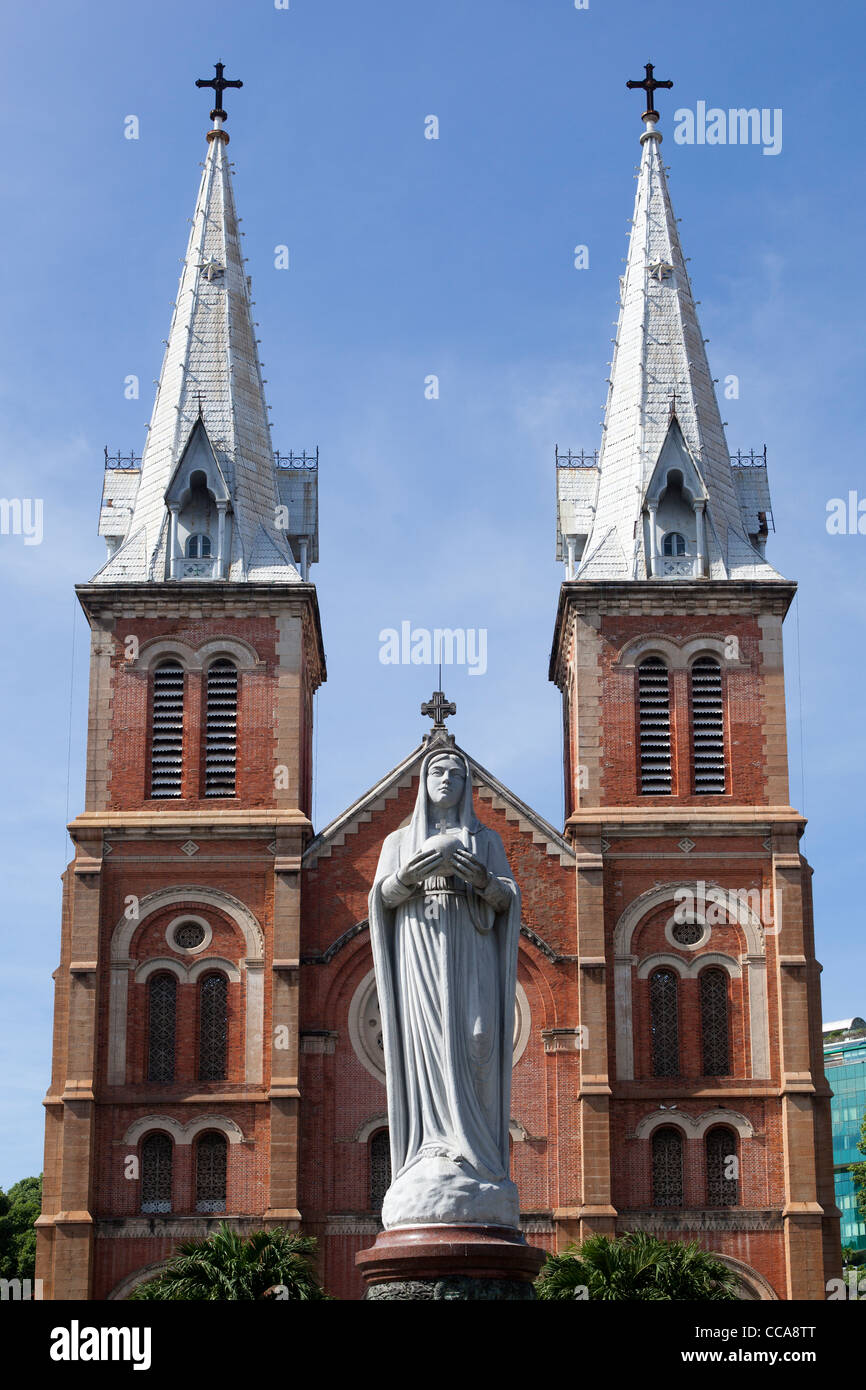 Staue der Jungfrau Maria vor Notre Dame Kathedrale Ho-Chi-Minh-Stadt Vietnam Stockfoto