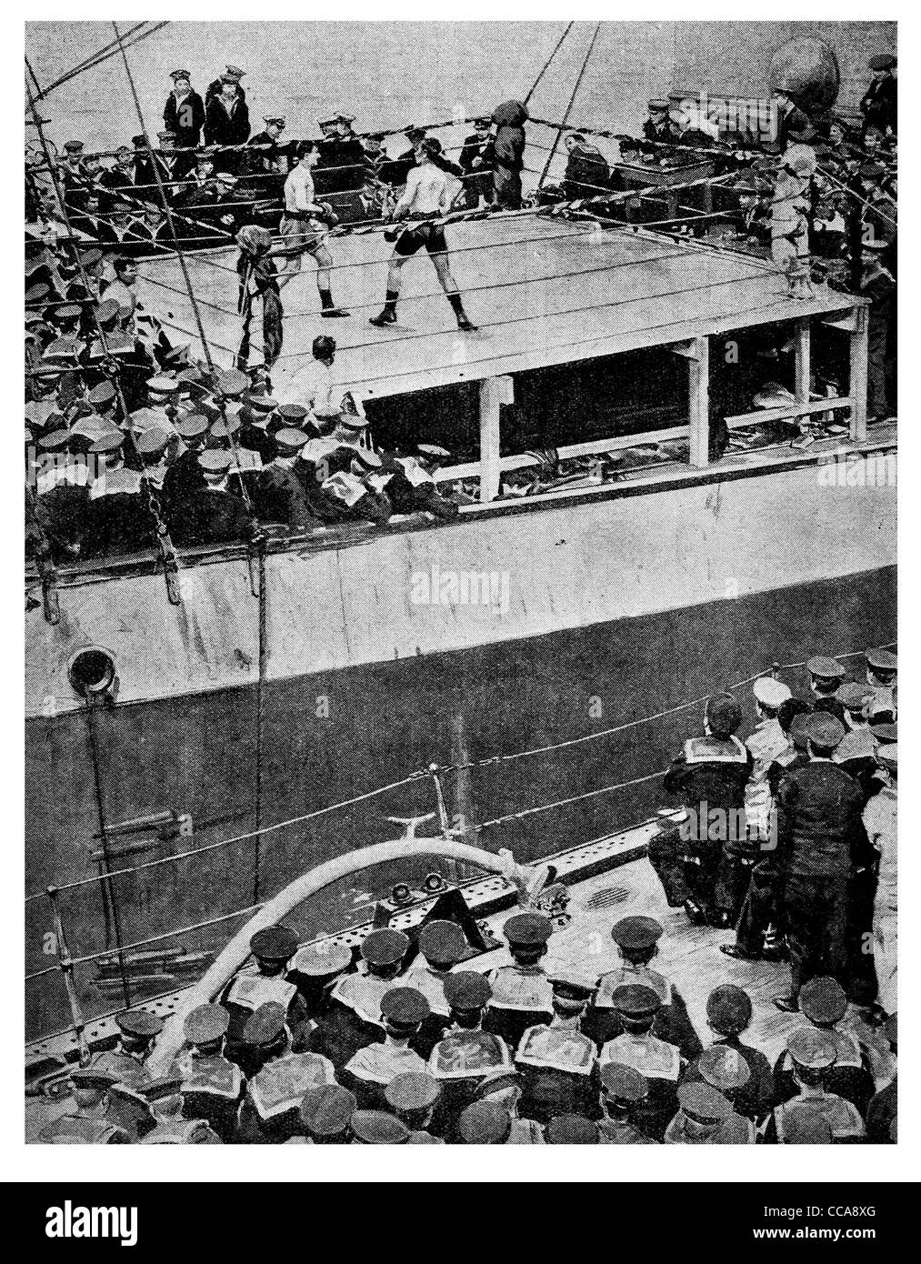 1917-Boxring an Bord britisches Kriegsschiff Sport Segler Navy Marine Boxer Stanzen Stempel gestanzt Seemann Menge Unterhaltung deck Stockfoto