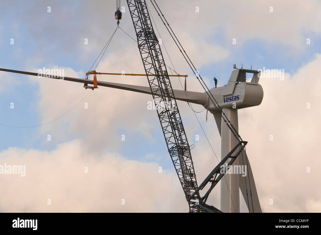 Ein LIEBHERR LTM 11200-9.1-Kran, Montage einer Windkraftanlage Vestas Stockfoto
