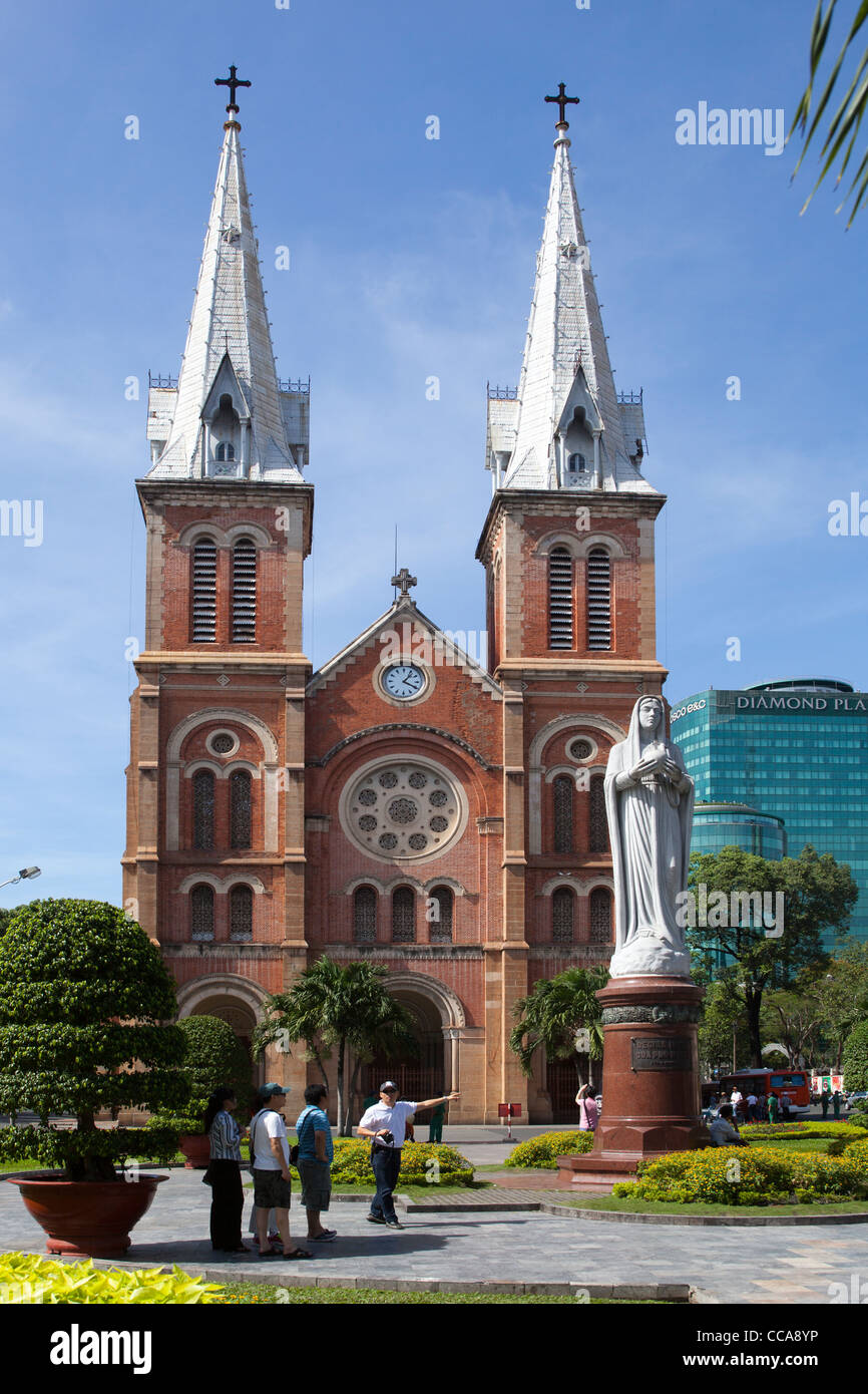 Staue der Jungfrau Maria und Notre-Dame-Kathedrale-Ho-Chi-Minh-Stadt-Vietnam Stockfoto