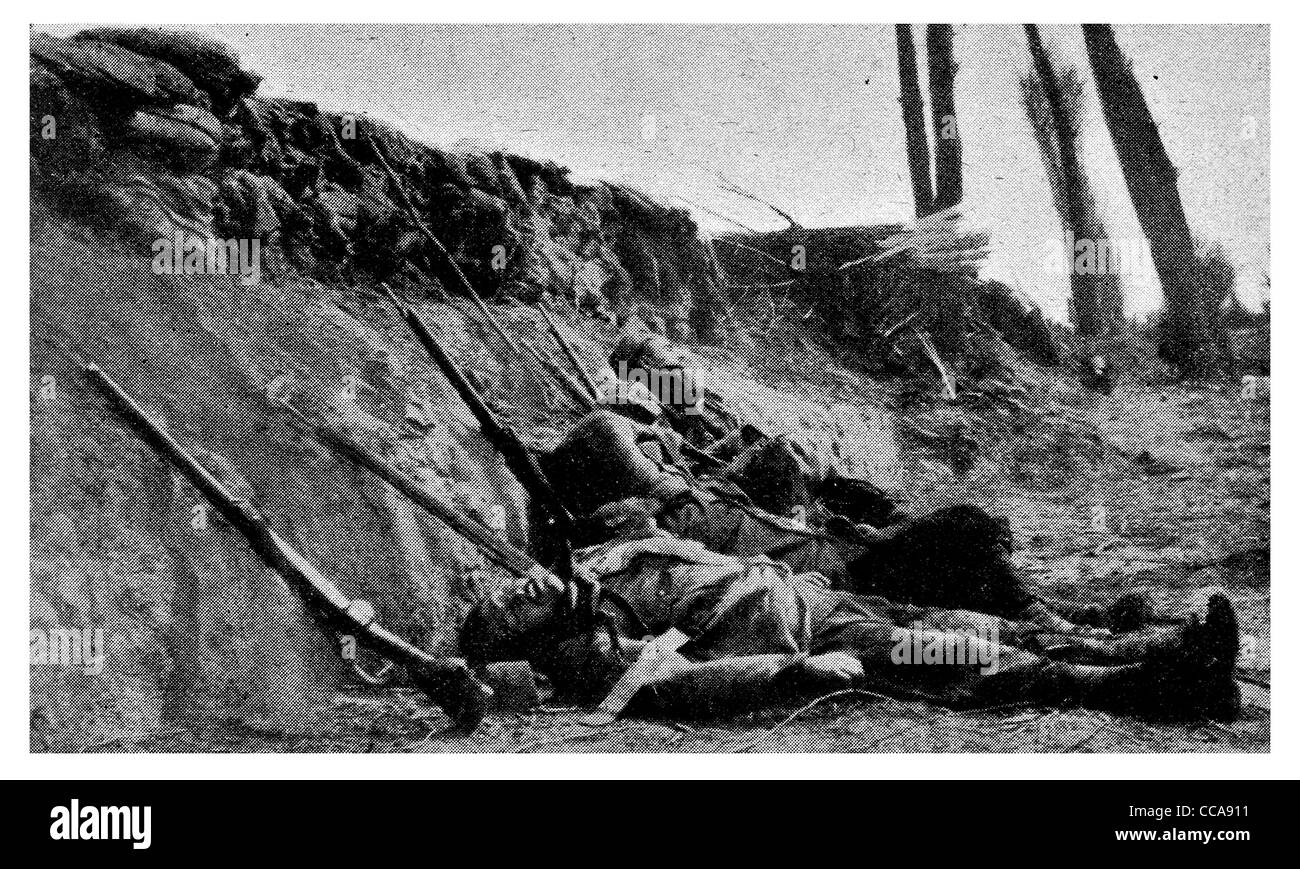 1915-Giftgas Dämpfe Toten Opfer französischer Soldat hinter Graben chemische Kriegsführung Waffe reißen Senf Atemschutzmaske Maske giftigen Rauch Stockfoto
