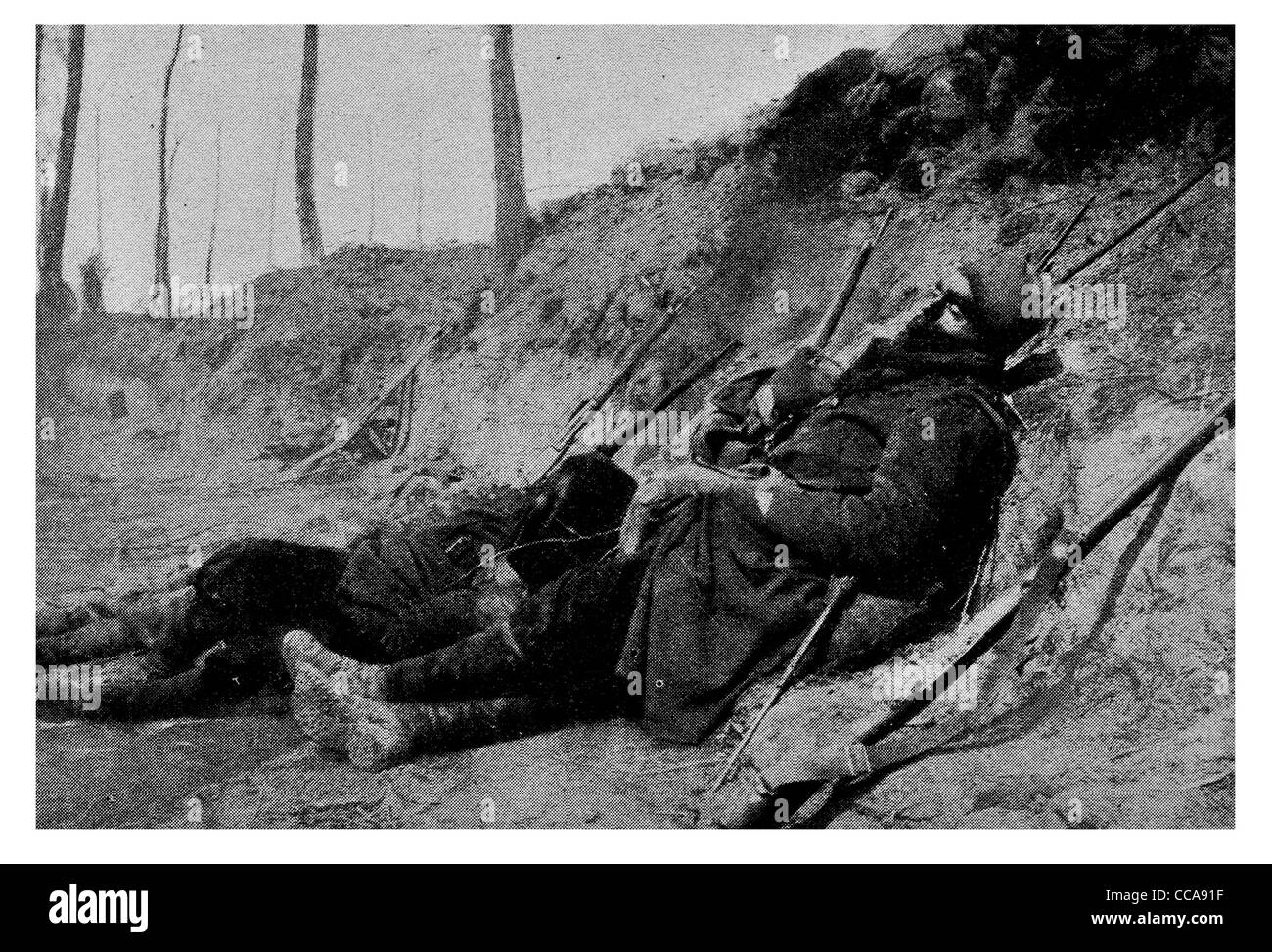 1915 Toten Opfer französischer Soldaten hinter Graben chemische Kriegsführung Waffe reißen Senfgas Atemschutzmaske Maske vergiften Dämpfe Körper Körper Stockfoto