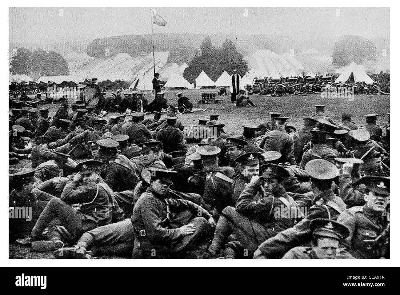 1915 Masse Gebet vor Basingstoke England 10. Division irische Truppen Bataillon Beute Priester Pfarrer Kirche camp Garnison Stockfoto