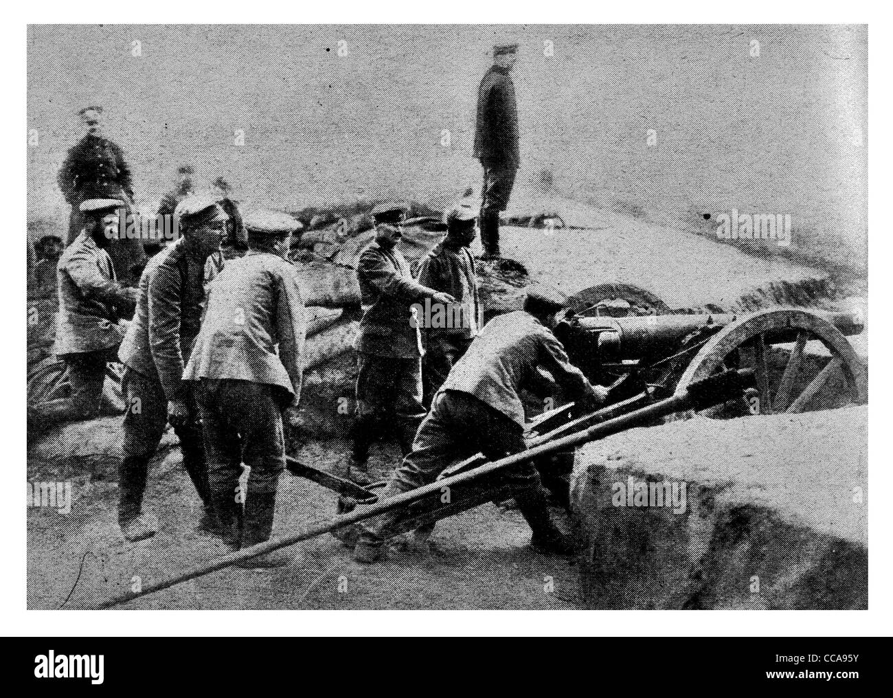 1915 russische Batterie galizischen Schlachtfeld Spanien Artillerie-Feuer brennen Gun Waffe Kanone Kanonier "Gunners" Trench Schriftart-Linie Stockfoto