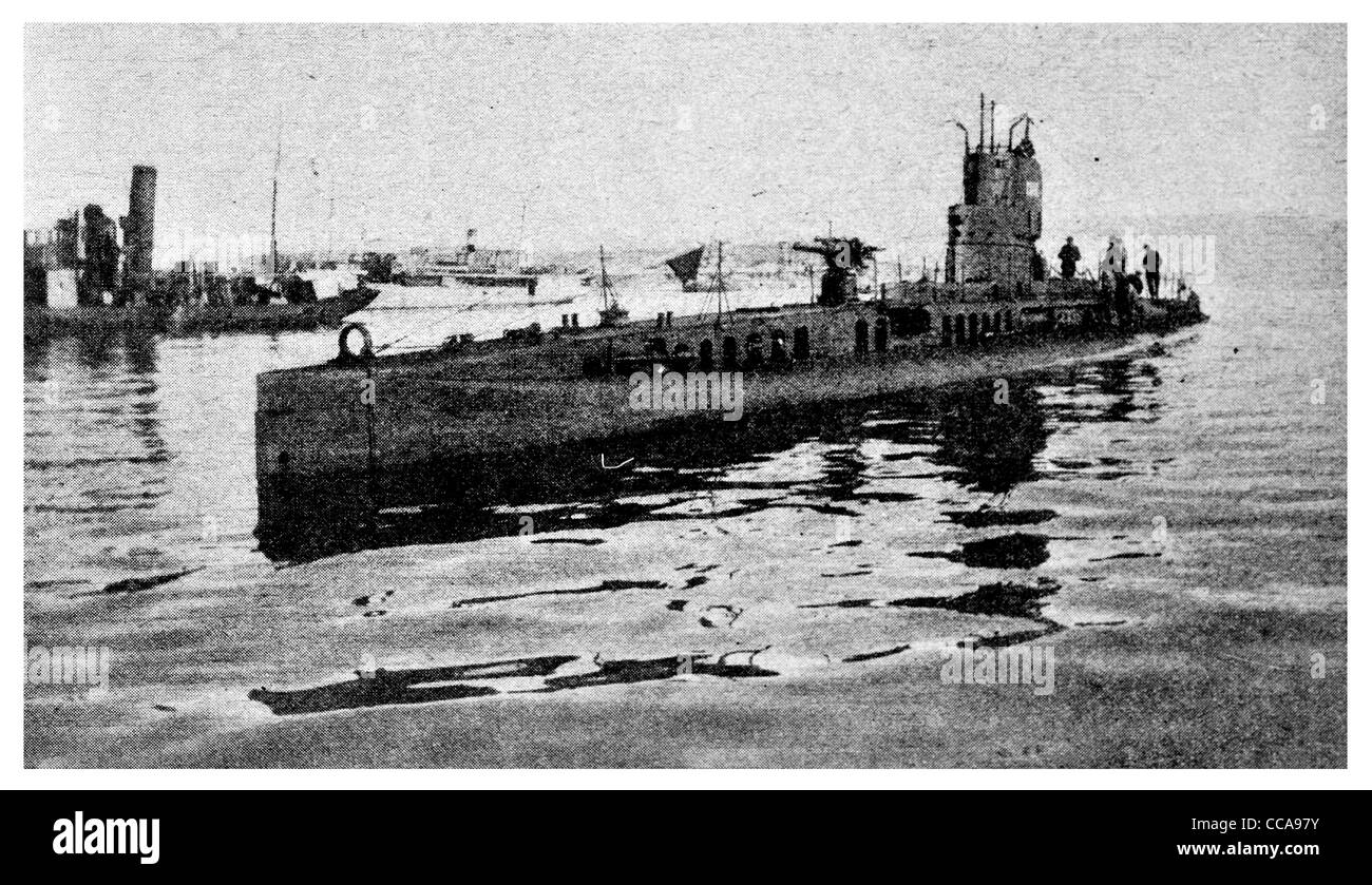 Französische u-Boot Curie gefangen Netze Pola Hafen Weihnachten 1914 U Boot Navy Naval Oberdeck Matrose Kapitän Falle gefangen Stockfoto