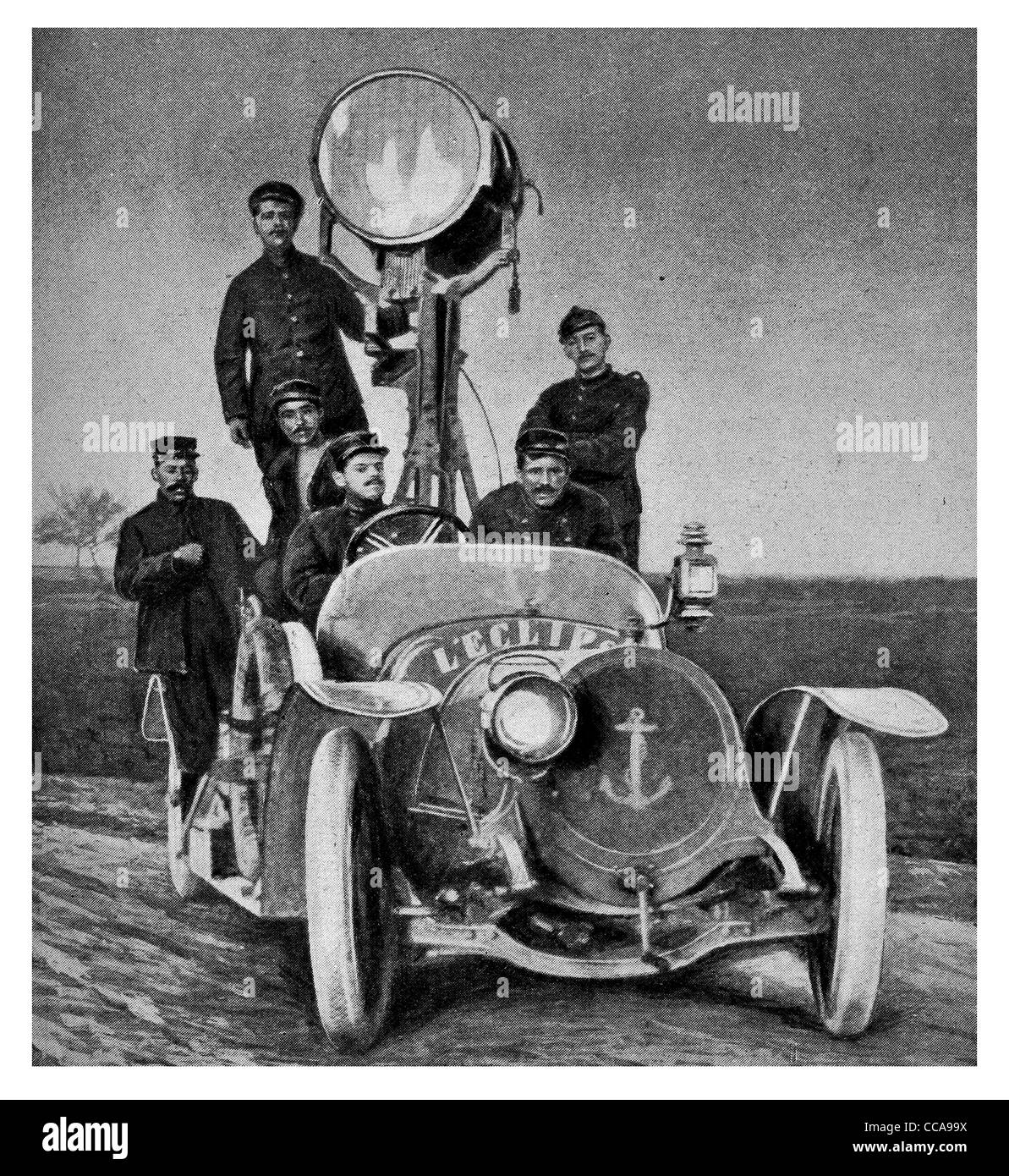1915 Krieg Nacht Suchscheinwerfer Artillerie Feuer Licht Anker Fahrzeug Auto Fahrer Straße RAID-scout Stockfoto