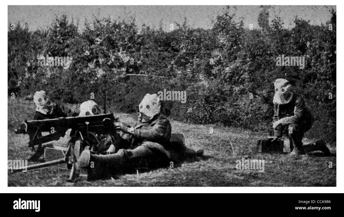 1916 Maschinengewehr Abschnitt maskierte chemische Kriegsführung Waffe reißen Senfgas Atemschutzmaske vergiften goggles Kanonier Stockfoto