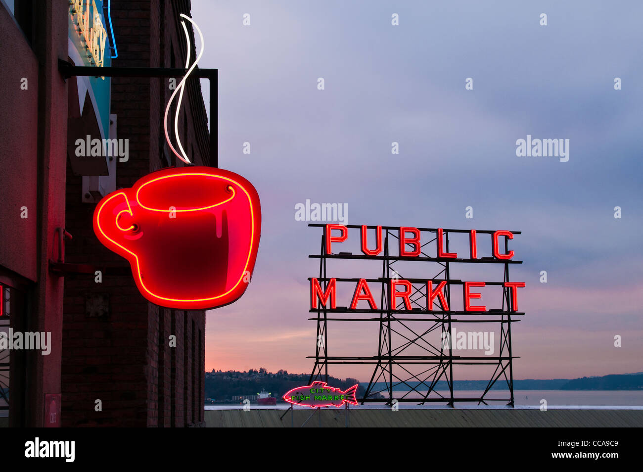 Kaffeetasse-Neon-Schild in der Nähe der Pike Place Market in der Abenddämmerung, Seattle, Washington, USA Stockfoto