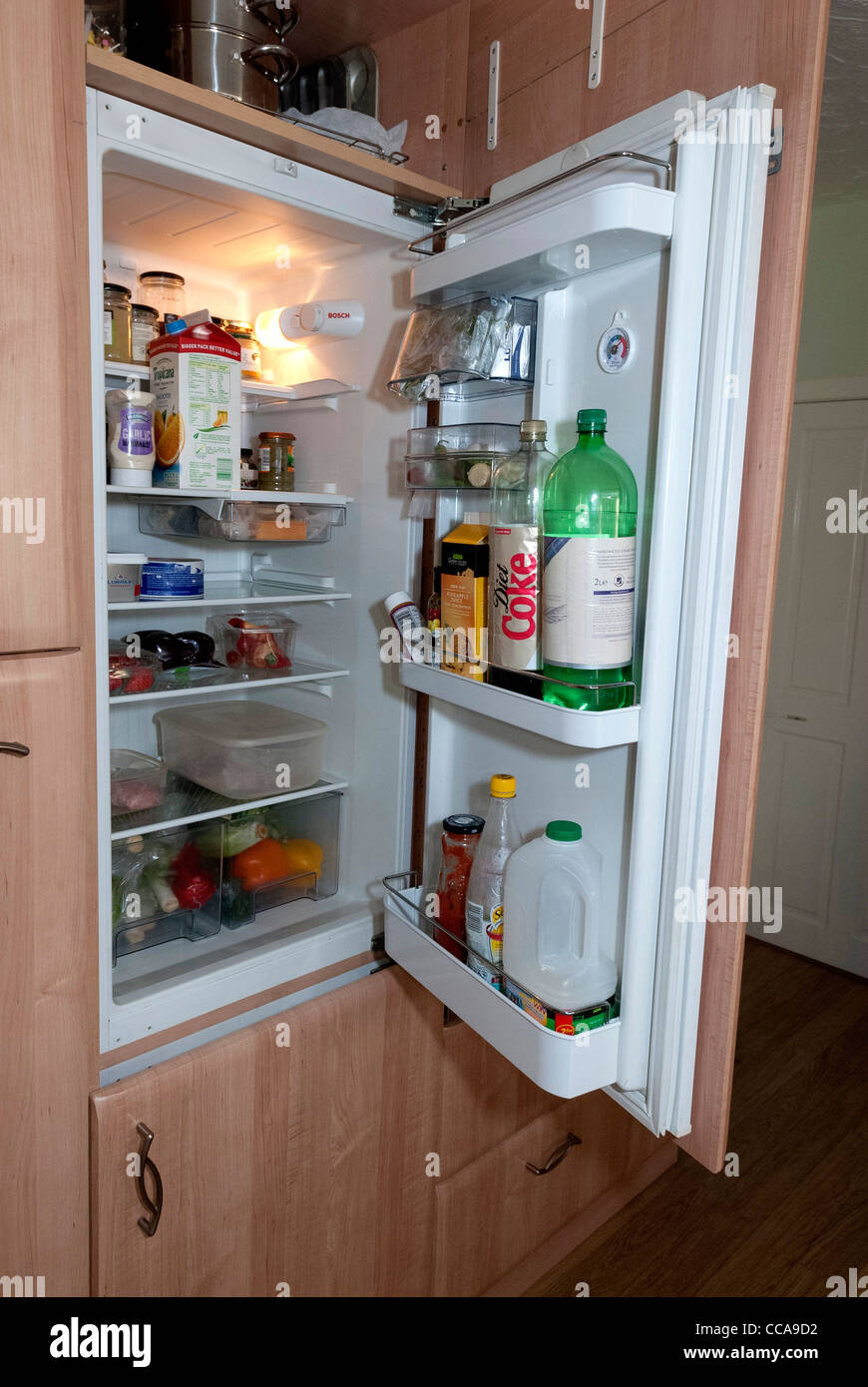 Erbaut im Kühlschrank mit offener Tür. Stockfoto