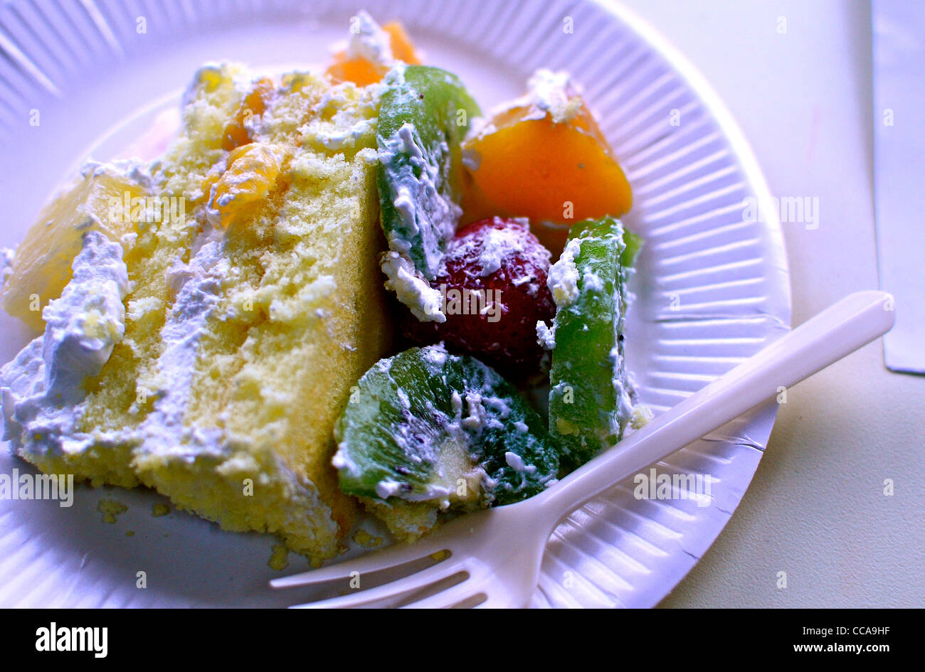 Ananas Kuchen und Obstsalat. Stockfoto