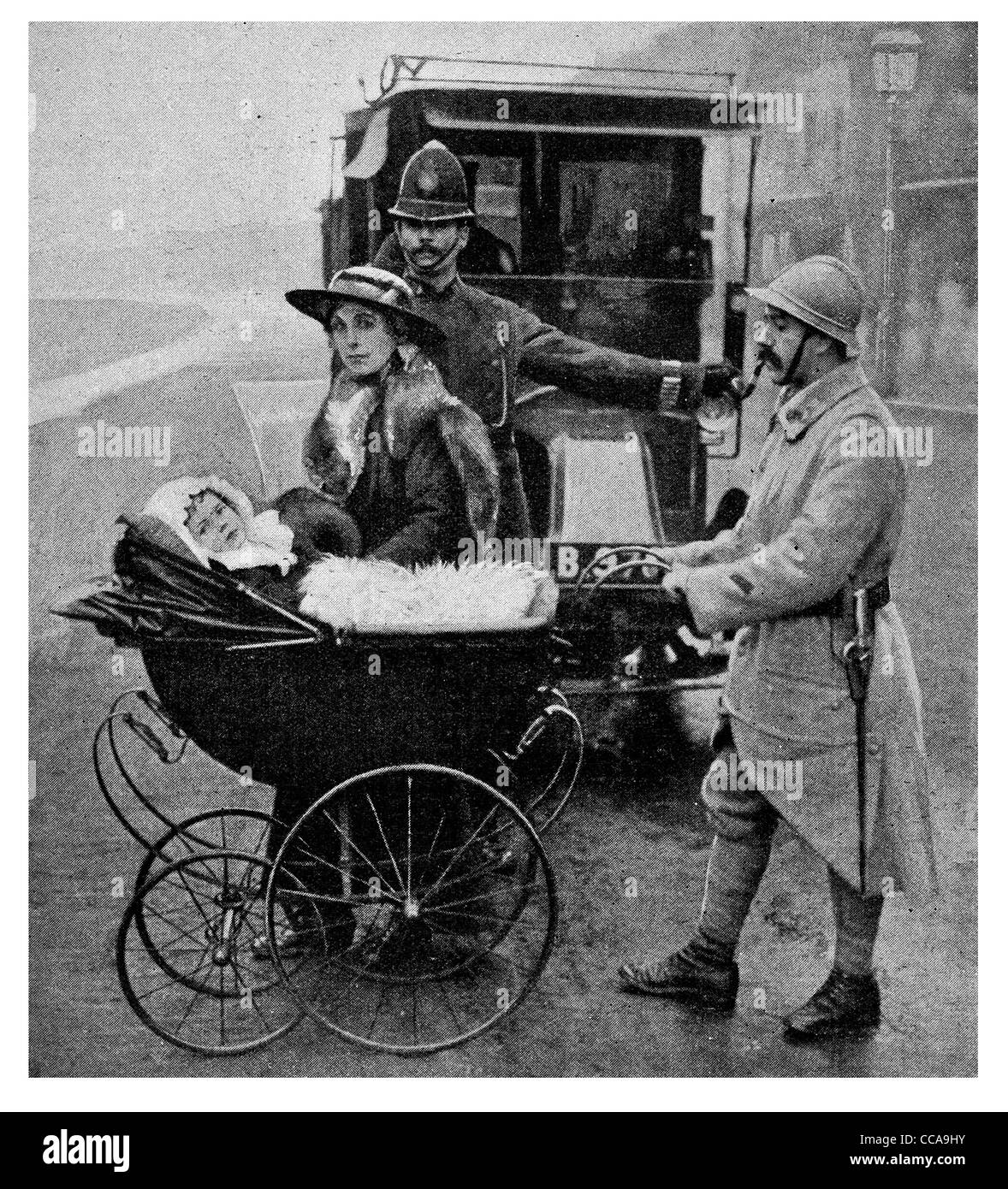 Seine Majestät König Baby Französisch Royal bewaffnet Guard Bobby Polizist 1916 London Straße Auto Kinderwagen Kleinkind Kindermädchen Diener Majestät Stockfoto