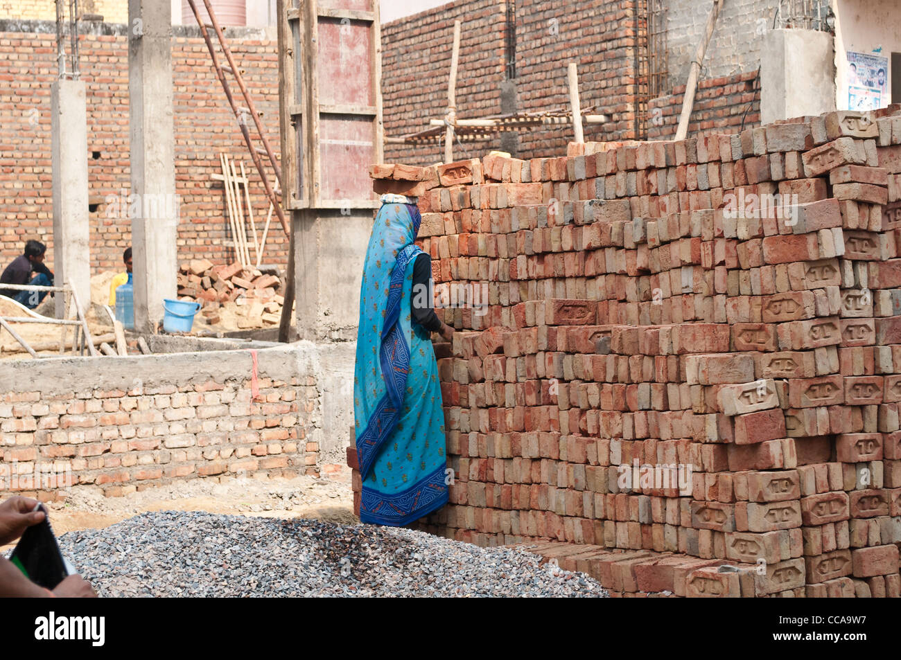 Frau im Sari arbeitet auf einer Baustelle, Vrindavan, Uttar Pradesh, Indien Stockfoto