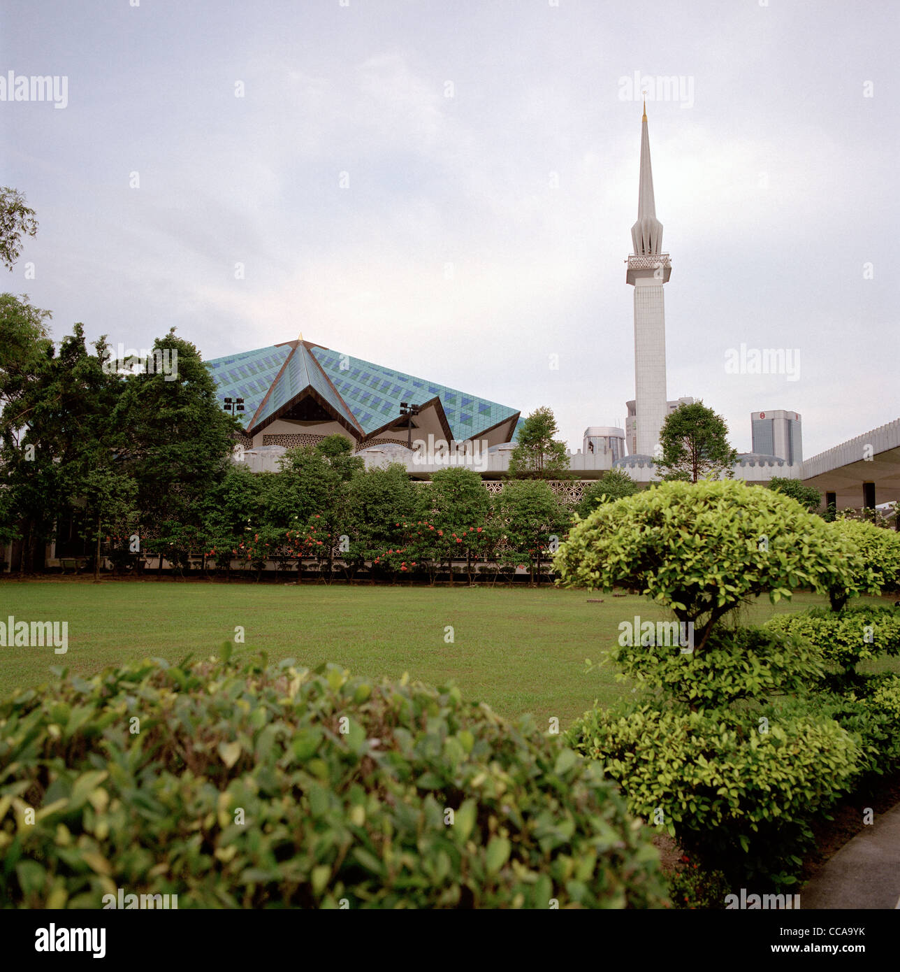 Die Nationale Moschee von Malaysia in Kuala Lumpur in Malaysia in Fernost Südostasien. Minarett moderne Architektur Islamische muslimische Reisen Stockfoto