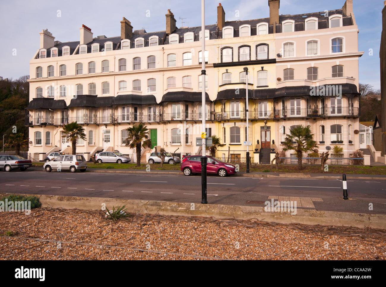 19. Jahrhunderts viktorianischen Reihenhäusern mit Stuck Architektur Marine Parade am Meer Folkestone Kent UK Stockfoto