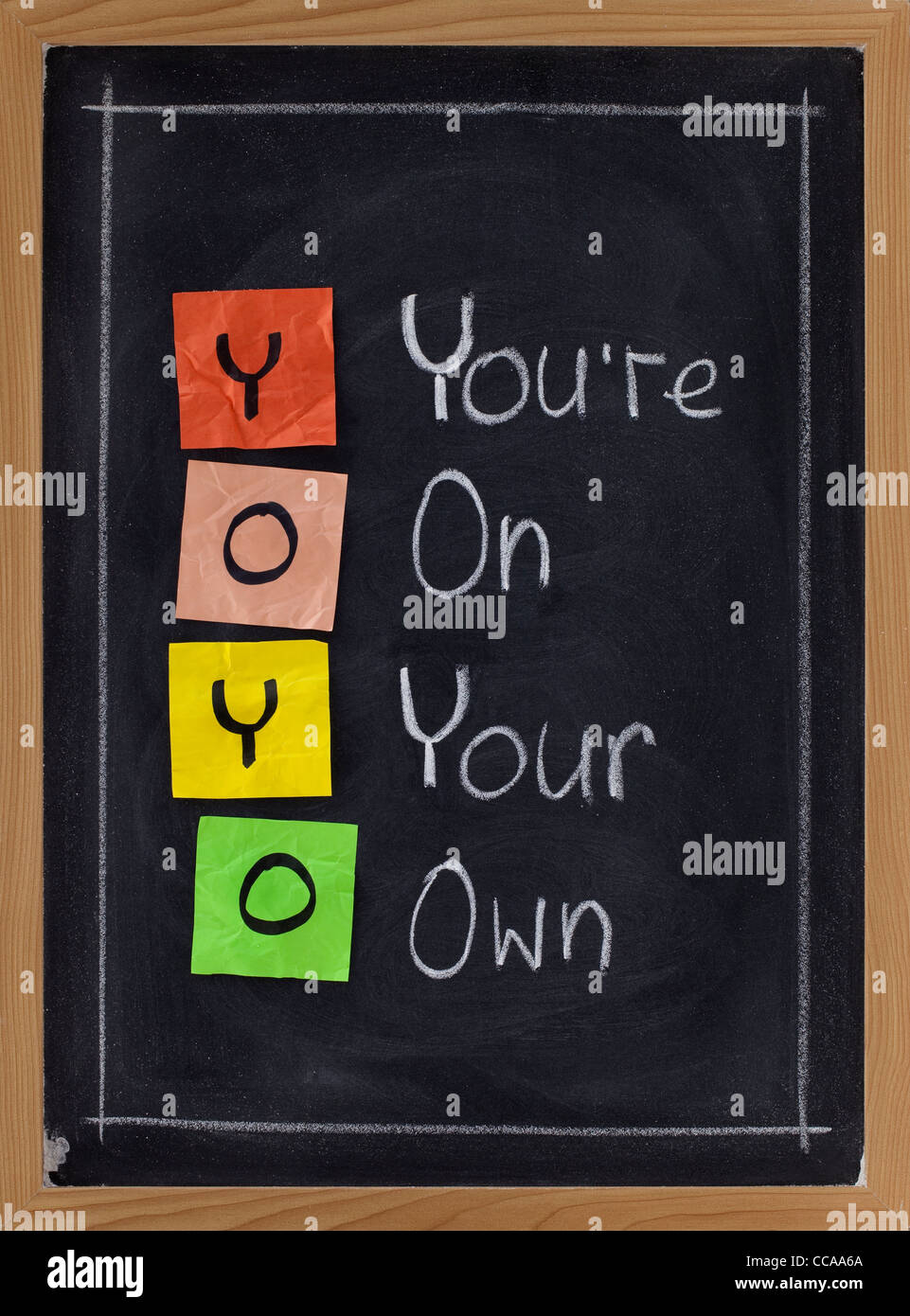 YOYO Akronym (Sie sind auf eigene Faust), Haftnotizen und weiße Kreide Handschrift auf Tafel Stockfoto