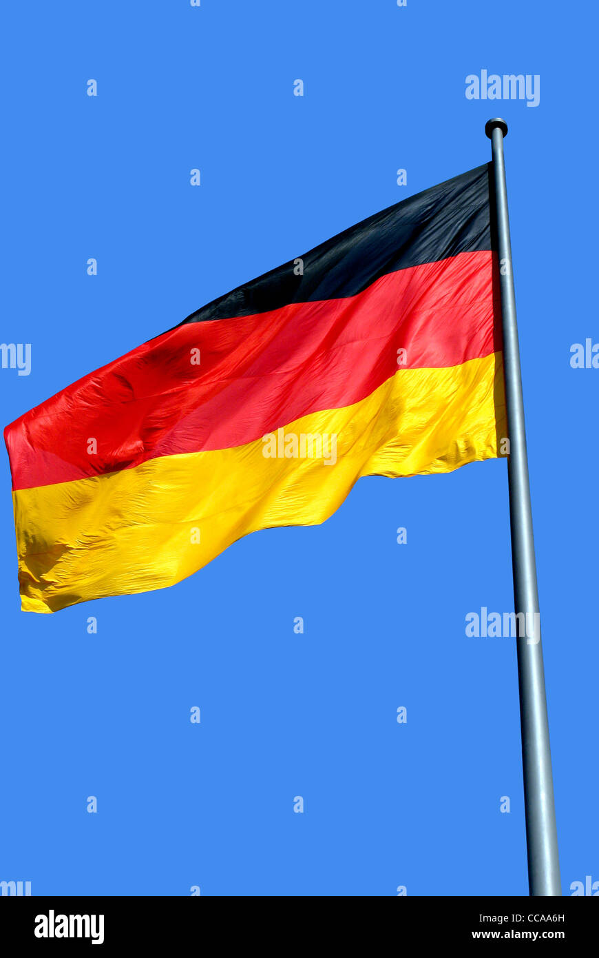 Deutschen Nationalflagge vor blauem Himmel in Berlin. Stockfoto