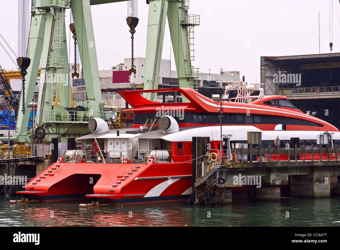 Katamaran-Fähre im Hafen zu erhalten Stockfoto