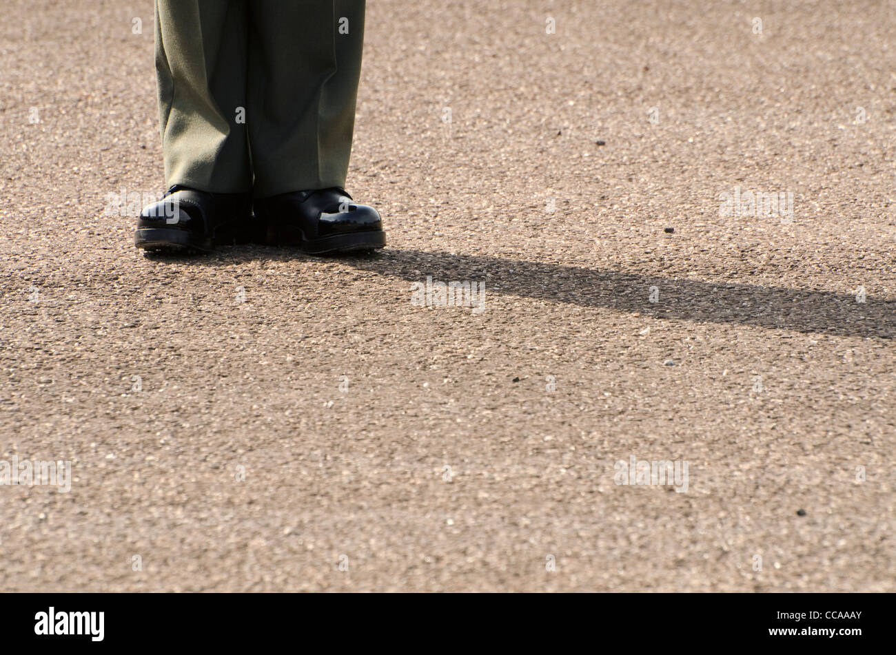 Glänzend schwarze Militärdienst Thema paar Stiefel stramm auf ein Exerzierplatz Stockfoto