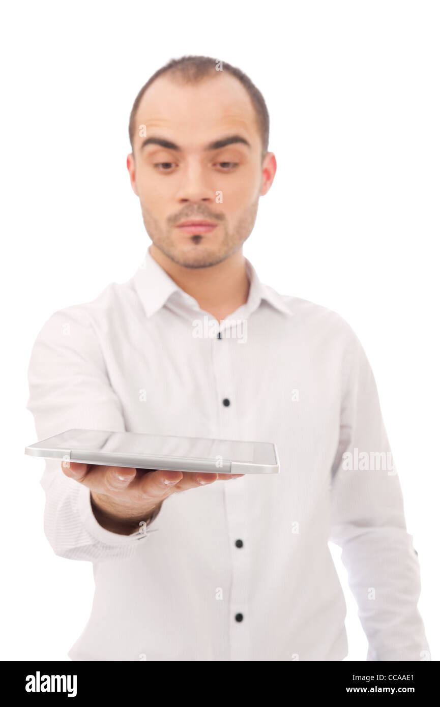 Schön lässig junger Mann hält einen Touch-Pad Tablet PC auf weißen Hintergrund isoliert Stockfoto